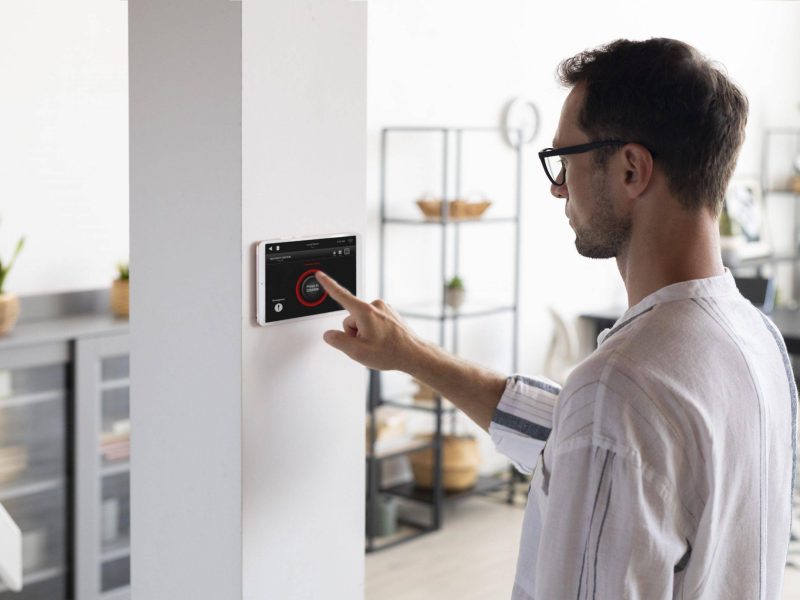Man Using A Tablet In His Smart Home Scaled R4hq0ubjl6his13cuthx9mm4ombczyogxtyiwnygkw