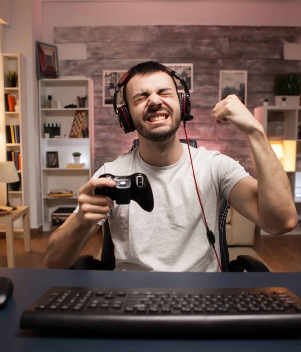 offerte telefonia mobile giga illimitati, Bismart Pov Di Un Giovane Felice Che Celebra La Sua Vittoria Sul Gioco Sparatutto Online Utilizzando Il Controller Wireless Scaled Q1tggltzq5wyp9ycxnts2uinb61dlflnliw7697n14